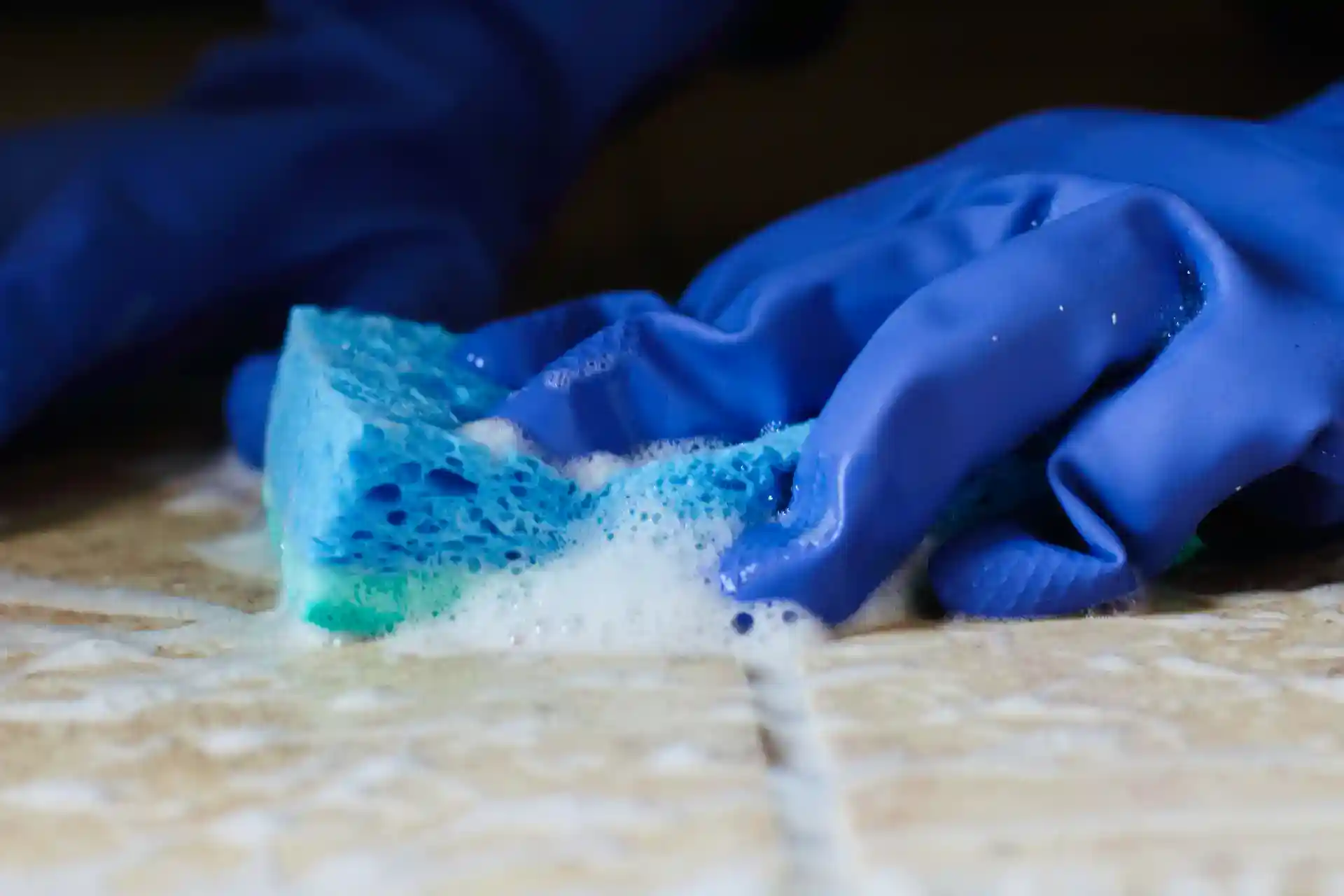 Renovering af gulv med svamp og håndværker, fokus på kvalitets håndværk og professionel gulvbehandli.